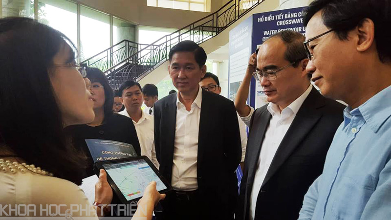 Bí thư Thành ủy Nguyễn Thiện Nhân và ông Trần Vĩnh Tuyến - Phó Chủ tịch UBND TPHCM tìm hiểu các giải pháp chống ngập và xử lý nước thải