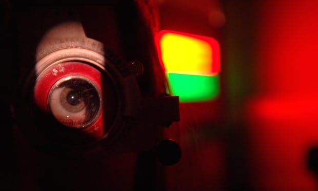 AI đã có thể chuẩn đoán các bệnh về mắt chính xác như bác sĩ nhãn khoa. Ảnh: The Guardian. 