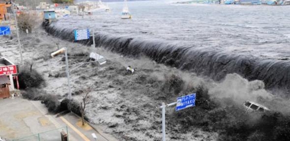 Sóng thần tấn công bờ biển Nhật Bản hồi năm 2011 - Ảnh: Internet