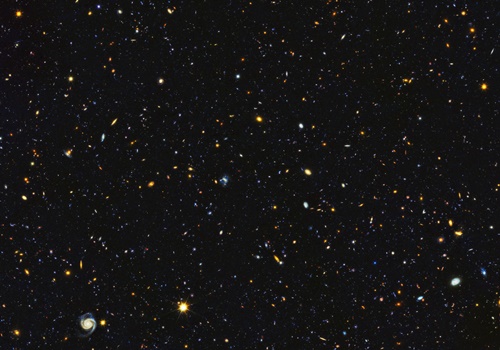 Một phần bức ảnh mới của kính Hubble với hàng nghìn thiên hà. Ảnh: Space.