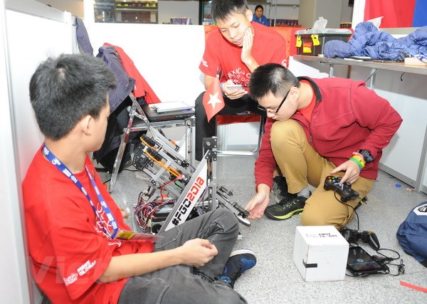 Các học sinh Việt Nam giành Huy chương Đồng về thiết kế robot. (Ảnh: Việt Hùng/Vietnam+)