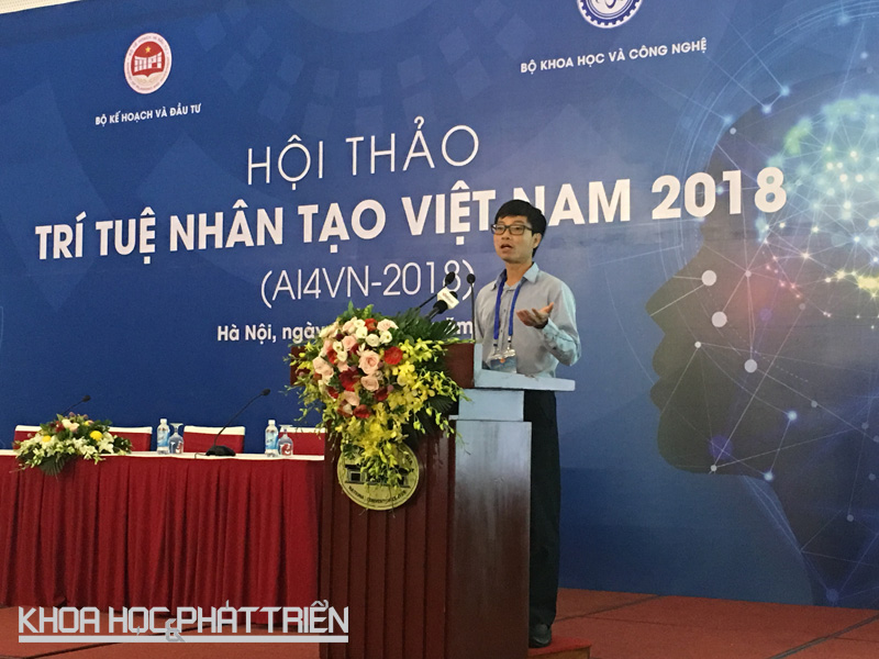 TS Lê Viết Quốc trình bày tại Hội thảo Trí tuệ nhân tạo Việt Nam 2018. Ảnh: Ngọc Vũ