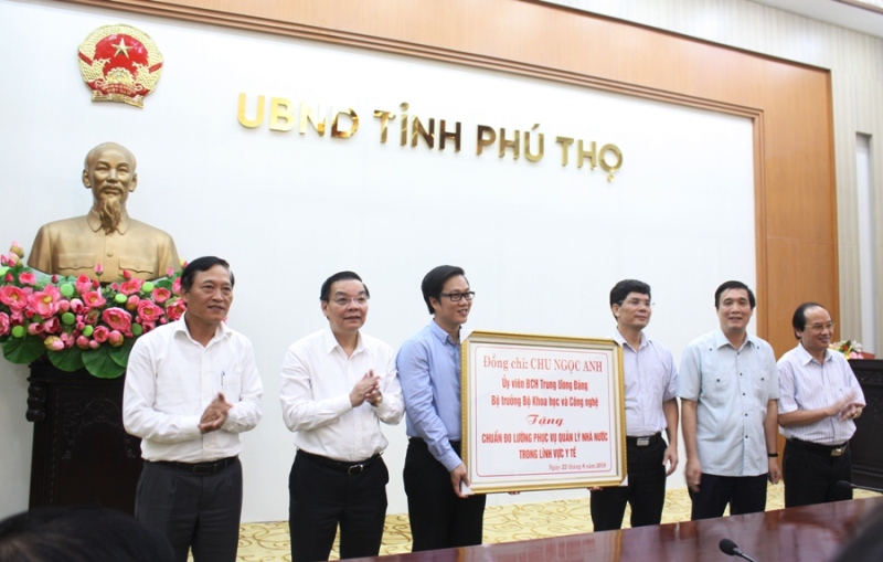 Lãnh đạo Bộ KH&CN trao tặng tỉnh Phú Thọ thiết bị chuẩn đo lường phục vụ quản lý nhà nước trong lĩnh vực y tế. 