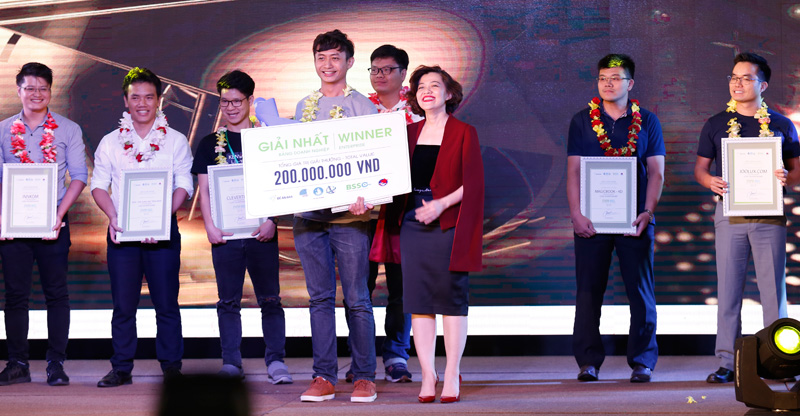 Ban Tổ chức Cuộc thi trao thưởng cho doanh nghiệp đoạt giải nhất 