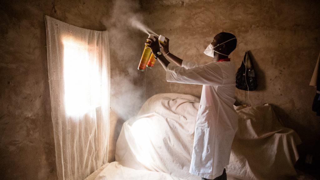 Chuyên viên y tế phun thuốc diệt muỗi tại một ngôi nhà ở Mamadou Bele (Bana). Ảnh: Statnews 