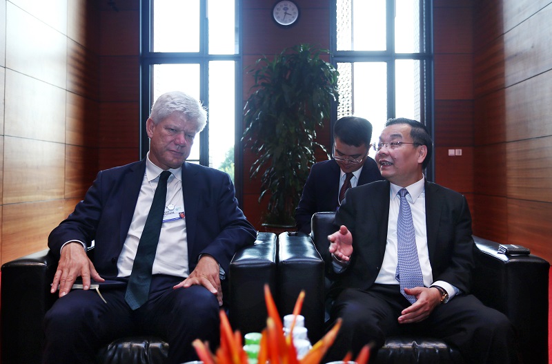 Ảnh: Bộ trưởng Chu Ngọc Anh và ông Fabrizio Hochschild tại buổi tiếp