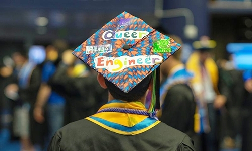 Một sinh viên kỹ thuật tại Đại học California đội chiếc mũ có khẩu hiệu kêu gọi không kỳ thị cộng đồng LGBQ. Ảnh: Glenn Beltz.