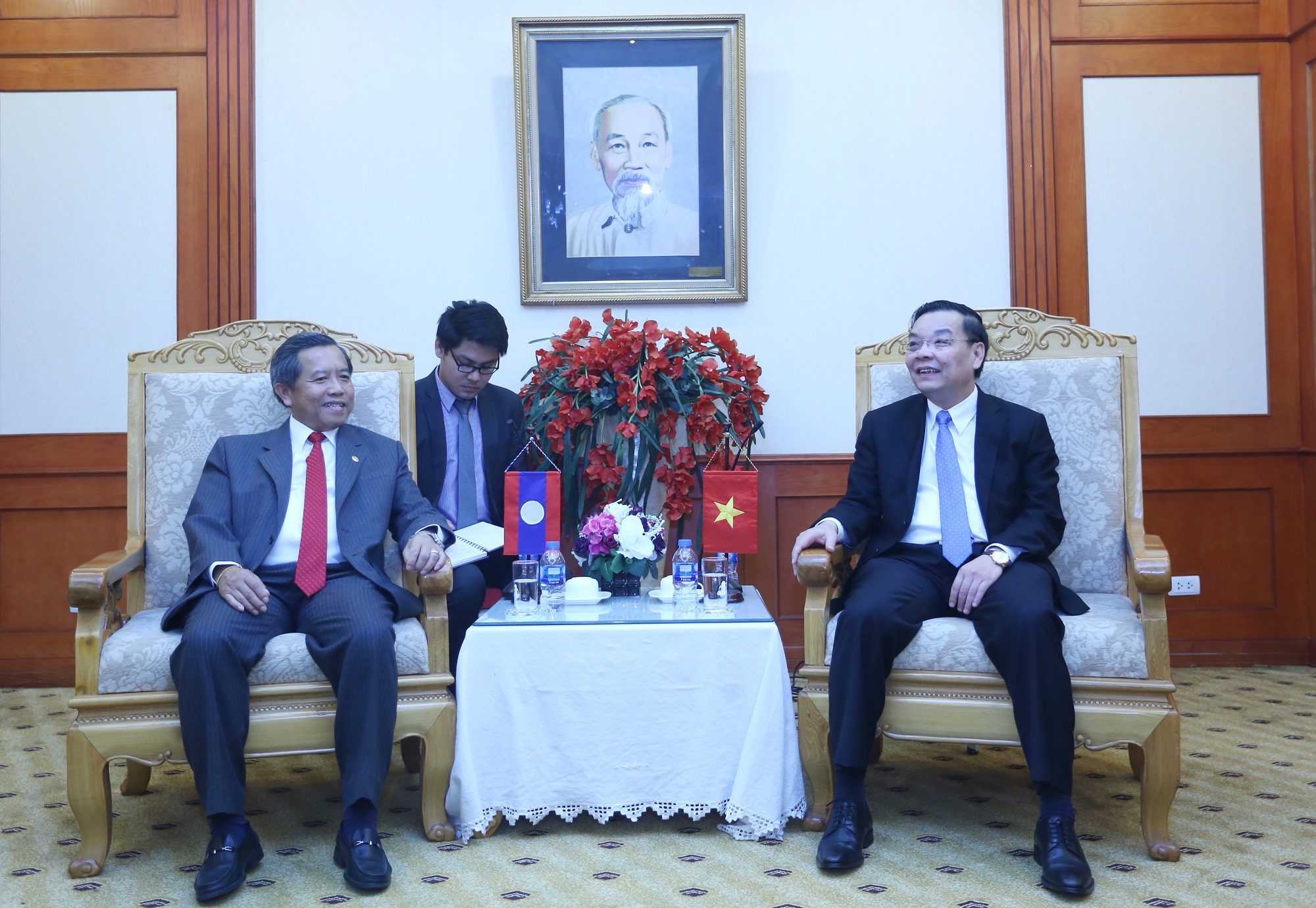 Bộ trưởng Bộ KH&CN Việt Nam Chu Ngọc Anh và Bộ trưởng Bộ KH&CN Lào Boviengkham Vongdara trao đổi về hợp tác trong lĩnh vực KH&CN giữa hai bên.