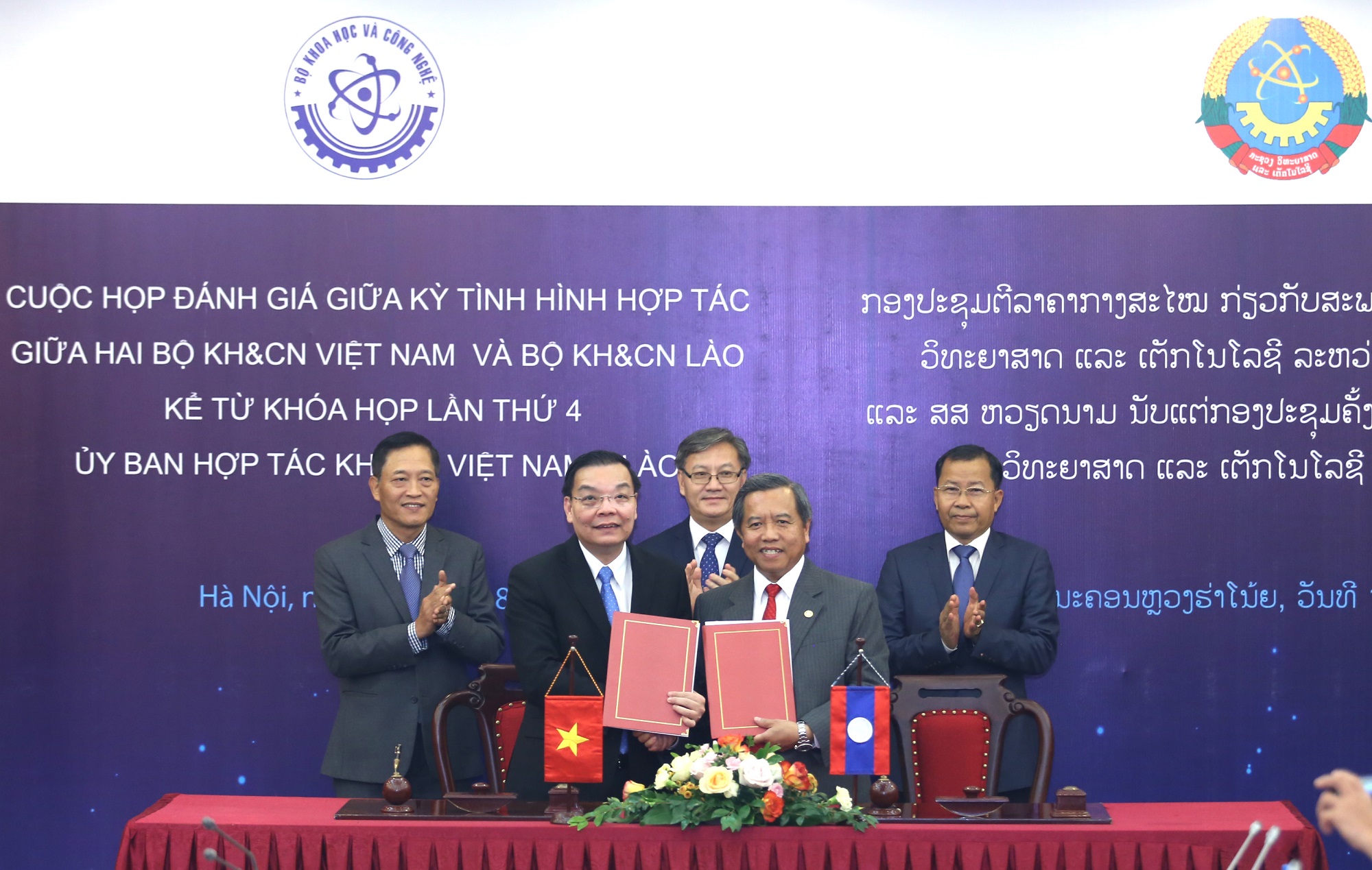 Bộ trưởng Chu Ngọc Anh và Bộ trưởng Boviengkham Vongdara ký biên bản cuộc họp