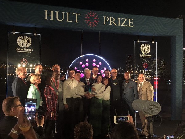 Đội SunRice nhận giải nhất cuộc thi từ cựu Tổng thống Bill Clinton. (Ảnh: TTXVN phát)