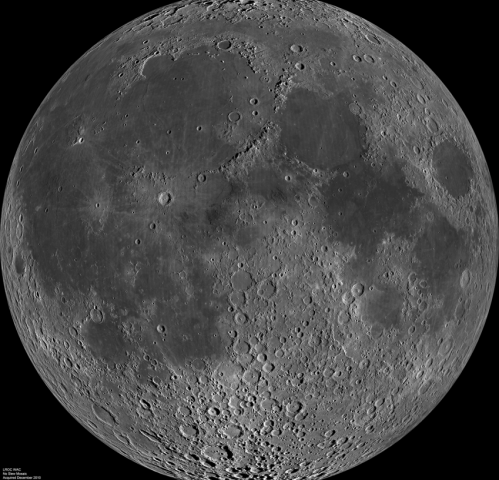 Hình ảnh tổng hợp bên trái mặt trăng chụp từ Tàu Do thám Mặt trăng vào tháng 6/2009, cho thấy các vùng tối trên bề mặt. Ảnh: NASA.