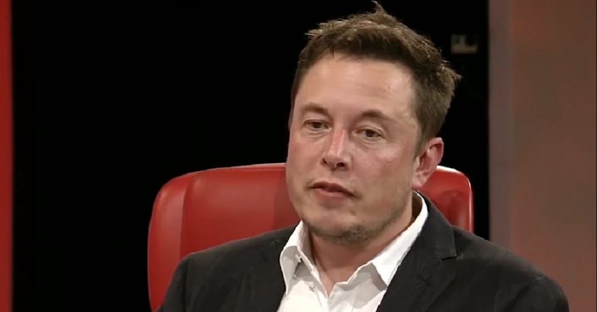 Vẻ mặt mệt mỏi và tiều tụy của Elon Musk vì tình hình không mấy khả quan tại Tesla. Ảnh: Mediaite.com 