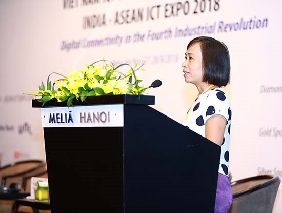 Bà Nguyễn Thị Thu Thủy, Trưởng phòng Hợp tác – Quản lý tài nguyên, Trung tâm Internet Việt Nam tham luận về "Vai trò của chuyển đổi IPv6 đối với dịch vụ mạng thế hệ mới và CMCN 4.0” tại hội nghị VIIF 2018.