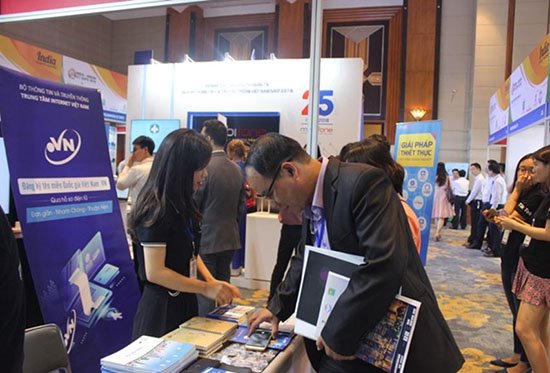 Trung tâm Internet Việt Nam quảng bá dịch vụ đăng ký tên miền quốc gia .VN qua hồ sơ điện tử tới người sử dụng tại hội nghị xúc tiến đầu tư quốc tế ngành TT&TT Việt Nam 2018 kết hợp Triển lãm India - ASEAN ICT Expo diễn ra trong 2 ngày 27 – 28/9 tại Hà Nội.
