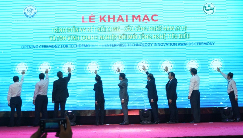 Chủ tịch UBND TP Cần Thơ Võ Thành Thống và Thứ trưởng Trần Văn Tùng và các đại biểu cắt băng khai mạc TechDemo.