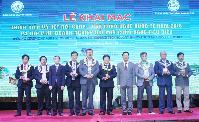 Chủ tịch UBND TP Cần Thơ Võ Thành Thống và Thứ trưởng Trần Văn Tùng trao danh hiệu cho 8 doanh nghiệp đổi mới công nghệ tiêu biểu năm 2018.