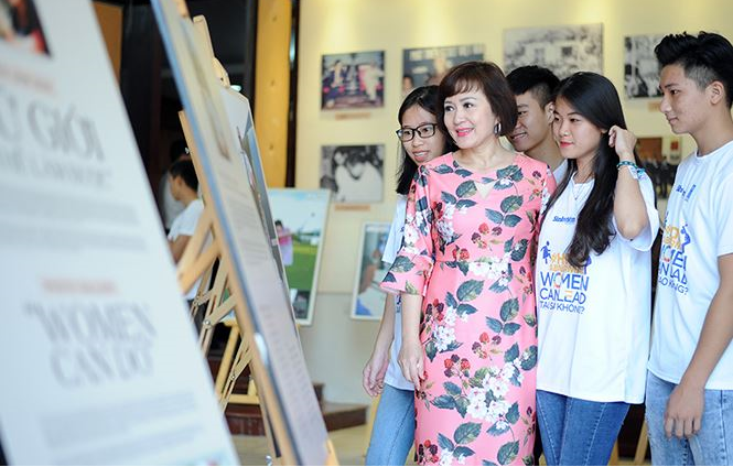 Nữ diễn viên Minh Hòa và các bạn trẻ tham gia chương trình "Woman can lead - Tại sao không?". Nguồn: Tienphong.vn