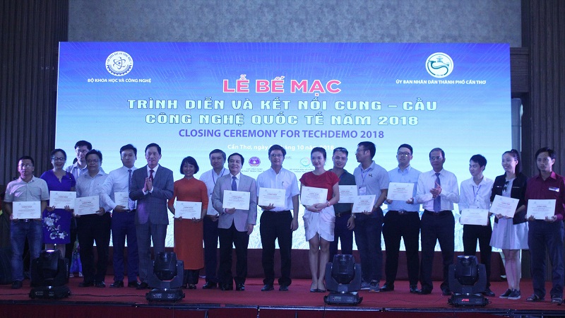 Thứ trưởng Trần Văn Tùng và Phó Chủ tịch UBND TP Cần Thơ Nguyễn Thanh Dũng trao Giấy chứng nhận cho các đơn vị tham gia sự kiện TechDemo 2018.