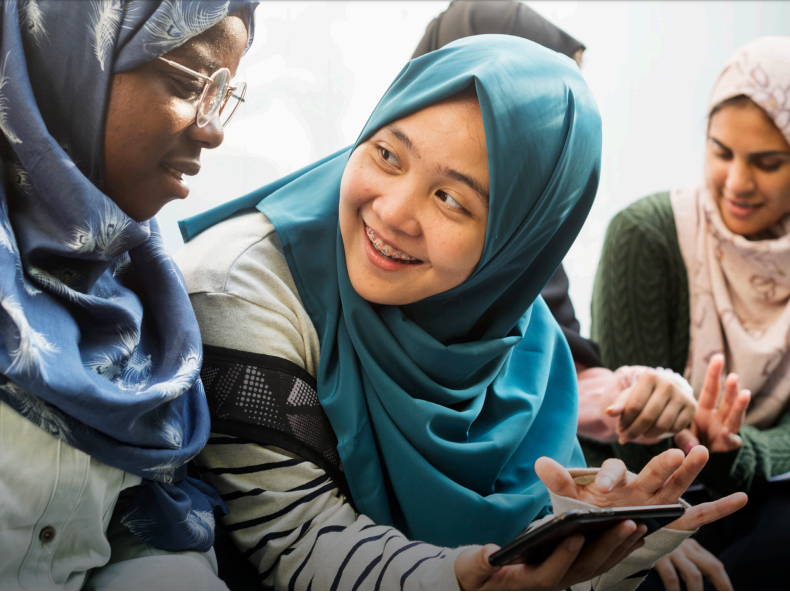 Các phụ nữ trẻ sử dụng điện thoại di động ở Indonesia