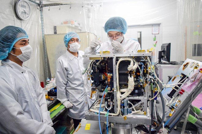 Các nghiên cứu viên Việt Nam chế tạo MicroDragon tại Nhật Bản. (Nguồn: VNSC)
