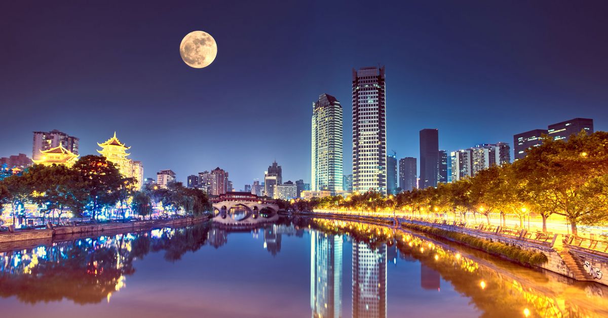 Thành Đô (Trung Quốc) đang có kế hoạch phóng Mặt trăng nhân tạo để thay thế đèn đường. Ảnh: Futurism.