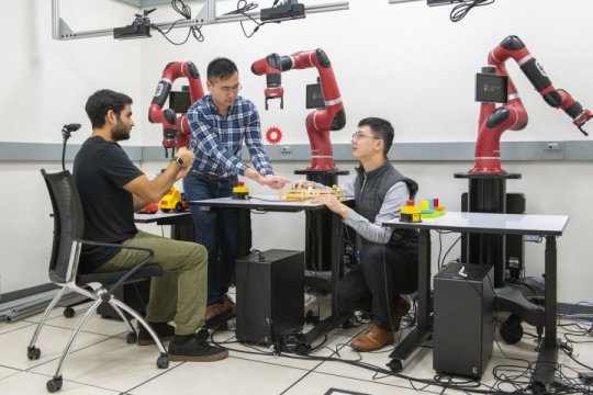 Nhóm nghiên cứu của ĐH Stanford sử dụng phần mềm hướng dẫn robot cầm nắm đồ (Ảnh: L.A. Cicero)
