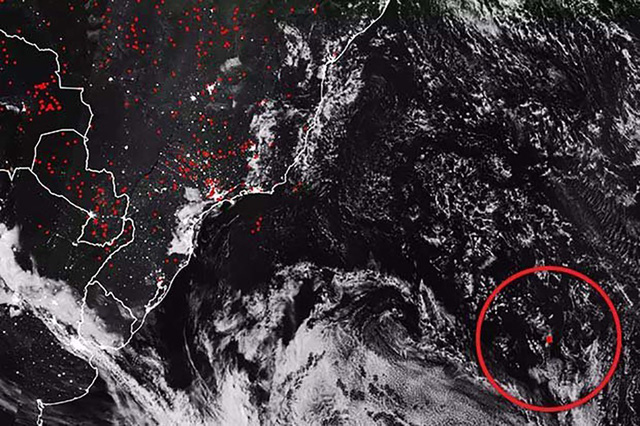 Bức ảnh từ vệ tinh của NASA có một khu vực có nguồn nhiệt bất thường (khoanh đỏ).