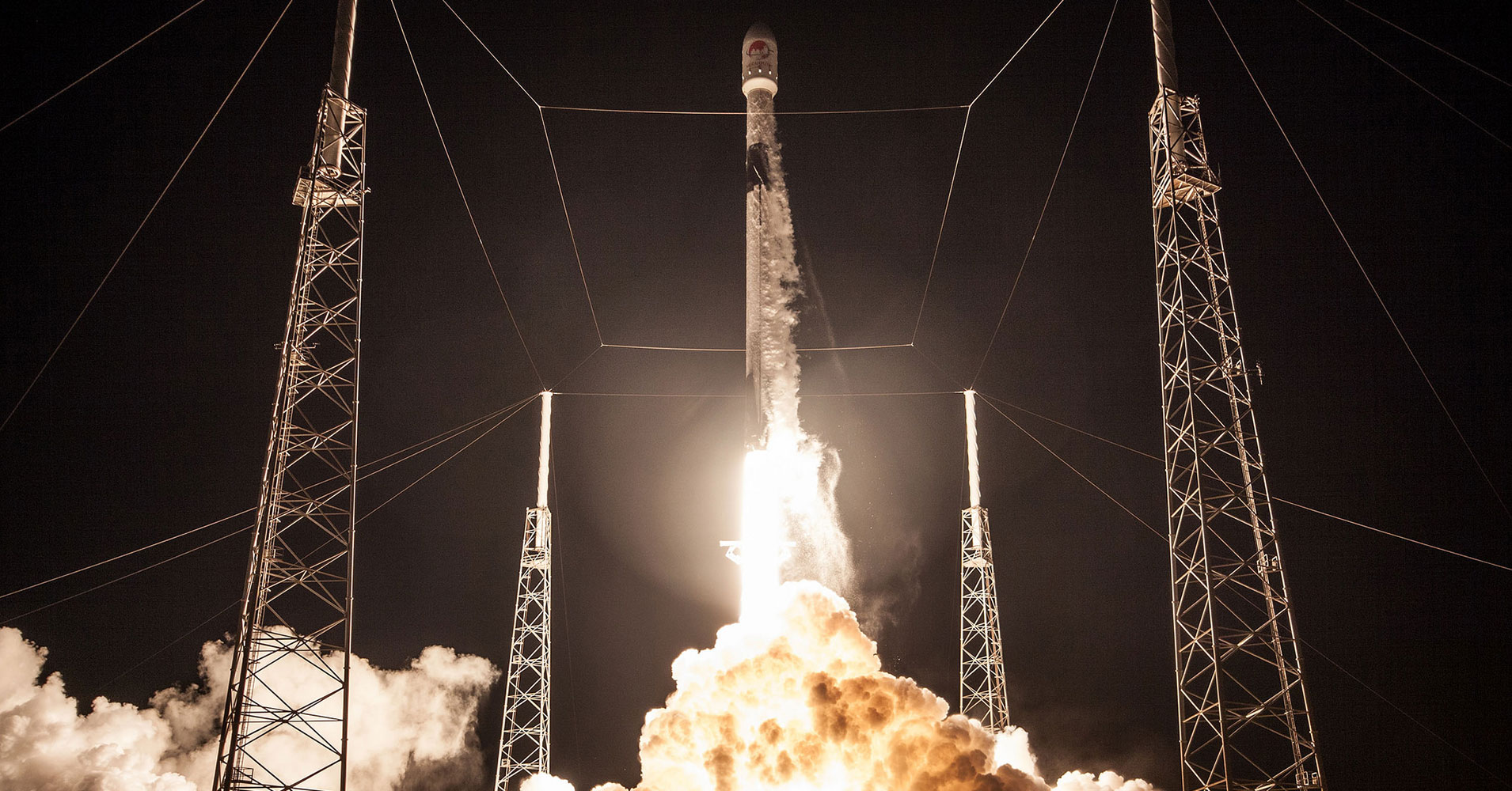 Tên lửa đẩy mạnh nhất thế giới Falcon 9 của Space X độc đáo ở khả năng có thể thu hồi và tái sử dụng lại. Ảnh: NASA.