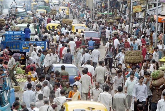 Cảnh đông đúc trên một tuyến phố ở Calcutta, Ấn Độ. (Nguồn: AFP/TTXVN)