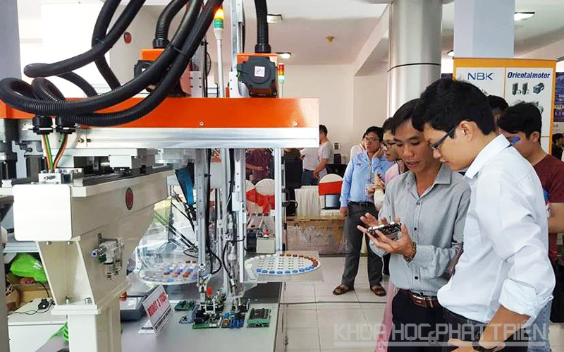 Các sản phẩm về robot và trí tuệ nhân tạo được nhiều người quan tâm tại triển lãm