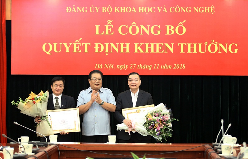 Toàn cảnh lễ trao tặng Bằng khen cho hai đảng viên Bộ KH&CN