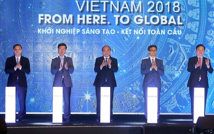 Thủ tướng Nguyễn Xuân Phúc cùng các đại biểu thực hiện nghi thức khai mạc Ngày hội khởi nghiệp đổi mới sáng tạo quốc gia Techfest 2018. Ảnh: TTTT