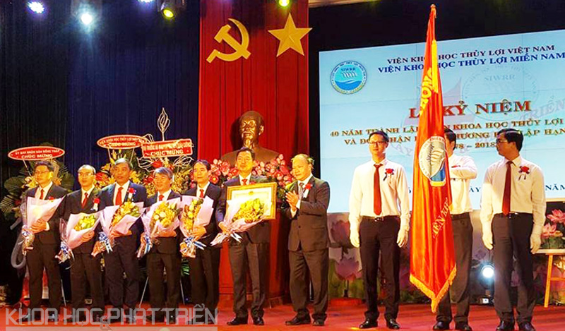 Viện Khoa học thủy lợi miền Nam đón nhận Huân chương lao động hạng Nhất
