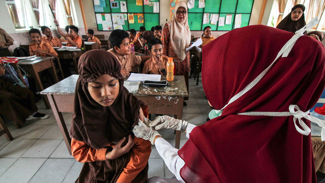 Học sinh đang được tiêm chủng phòng sởi và rubella ở một trường học tại Aceh, Indonesia, nơi tỷ lệ tiêm chủng đến giờ mới chỉ đạt 8%.