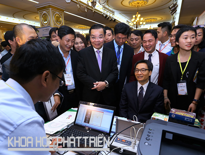 Phó Thủ tướng Vũ Đức Đam và Bộ trưởng Bộ KH&CN Chu Ngọc Anh tham quan các gian hàng.