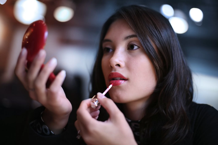 Son môi đỏ góp phần tạo ra sức hấp dẫn của phụ nữ.  Ảnh: Shutterstock