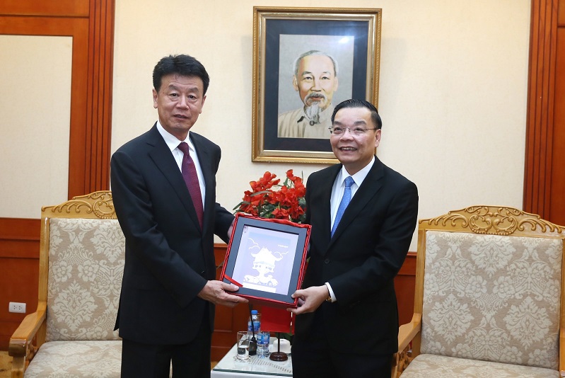 Bộ trưởng Chu Ngọc Anh và Thứ trưởng bộ KH&CN Trung Quốc Trương Kiến Quốc trao qua lưu niệm tại buổi tiếp