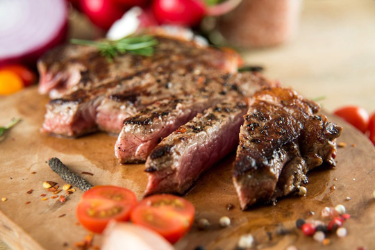 Những đĩa beefsteak ngon lành hay những chiếc hambuger có thể khiến bạn đau tim nếu ăn hàng ngày - ảnh: SHUTTERSTOCK