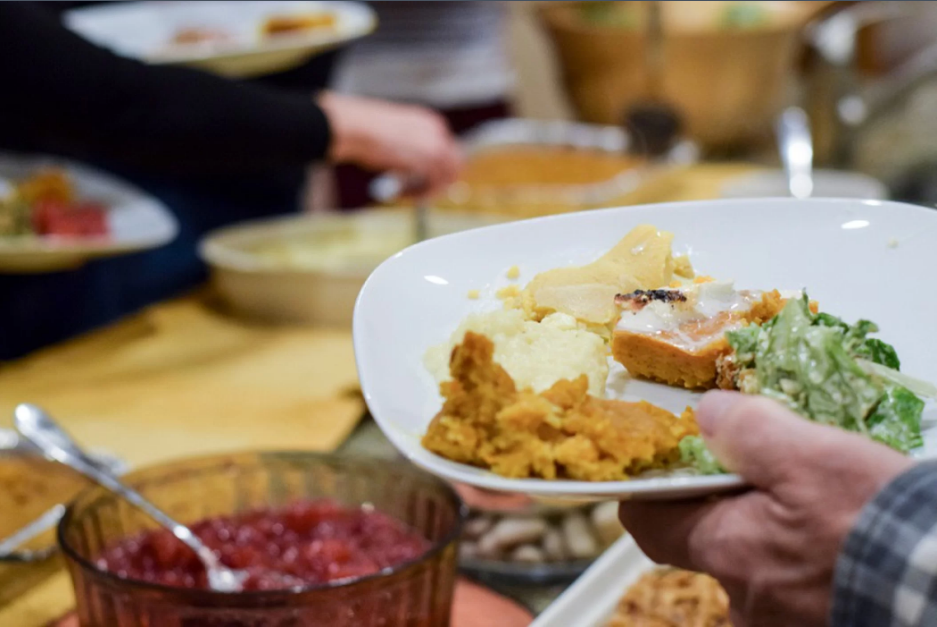 Nguy cơ tăng cân vào các dịp lễ tết là rất cao do ăn uống quá độ. Ảnh Shutterstock