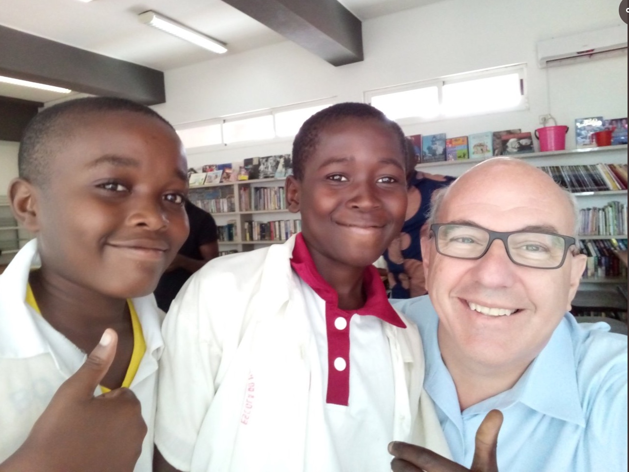 Jeff Hoffman cùng các bạn nhỏ tại Angola - châu Phi. Ảnh: Jeff Hoffman