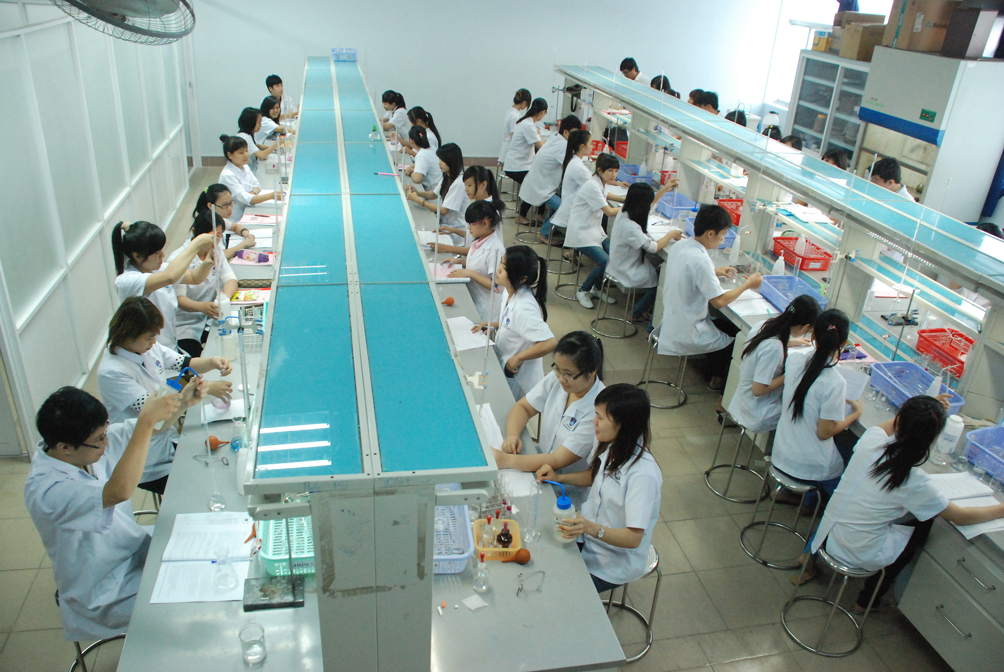 Sinh viên ngành Dược, Đại học Nguyễn Tất Thành, trong giờ thực hành tại phòng thí nghiệm của trường. Ảnh: ntt.edu.vn