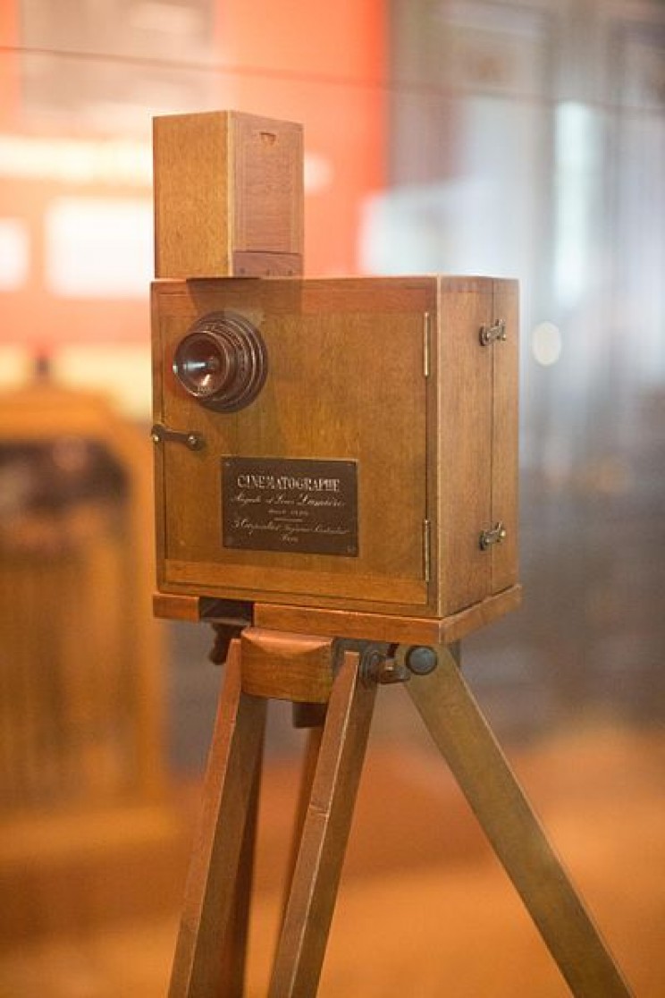 Máy quay phim của anh em Lumière. Ảnh: Wikimedia Commons.