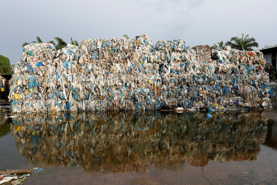 Chất thải nhựa bên ngoài một cơ sở tái chế ở thị trấn Jenjarom, bang Selangor - Malaysia.Ảnh: Reuters