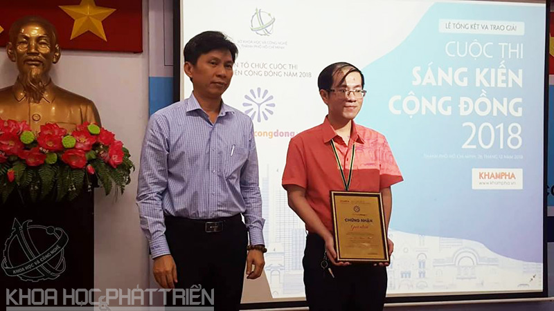Ông Nguyễn Việt Dũng - Giám đốc Sở KH&CN TPHCM trao giải Nhất cho thầy giao Nguyễn Thiên Phúc