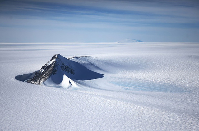 Các nhà khoa học vừa tìm ra một hồ nước cực lớn nằm sâu dưới lớp băng ở Nam Cực.