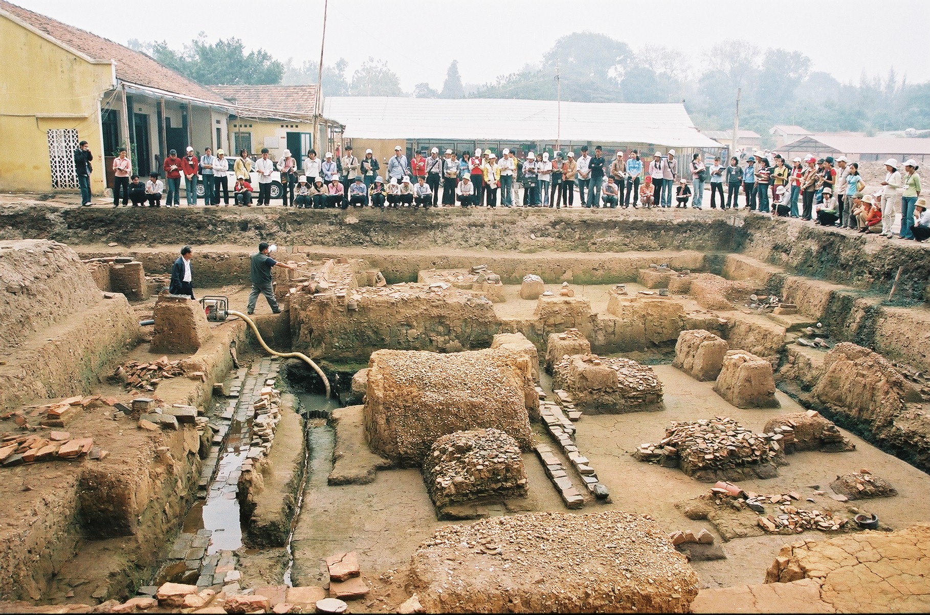 Sinh viên đại học nghe nhà khảo cổ học Nguyễn Tiến Đông giới thiệu những di tích thời Lý - Trần (Khu A). Ảnh: Viện Khảo cổ học (2004).