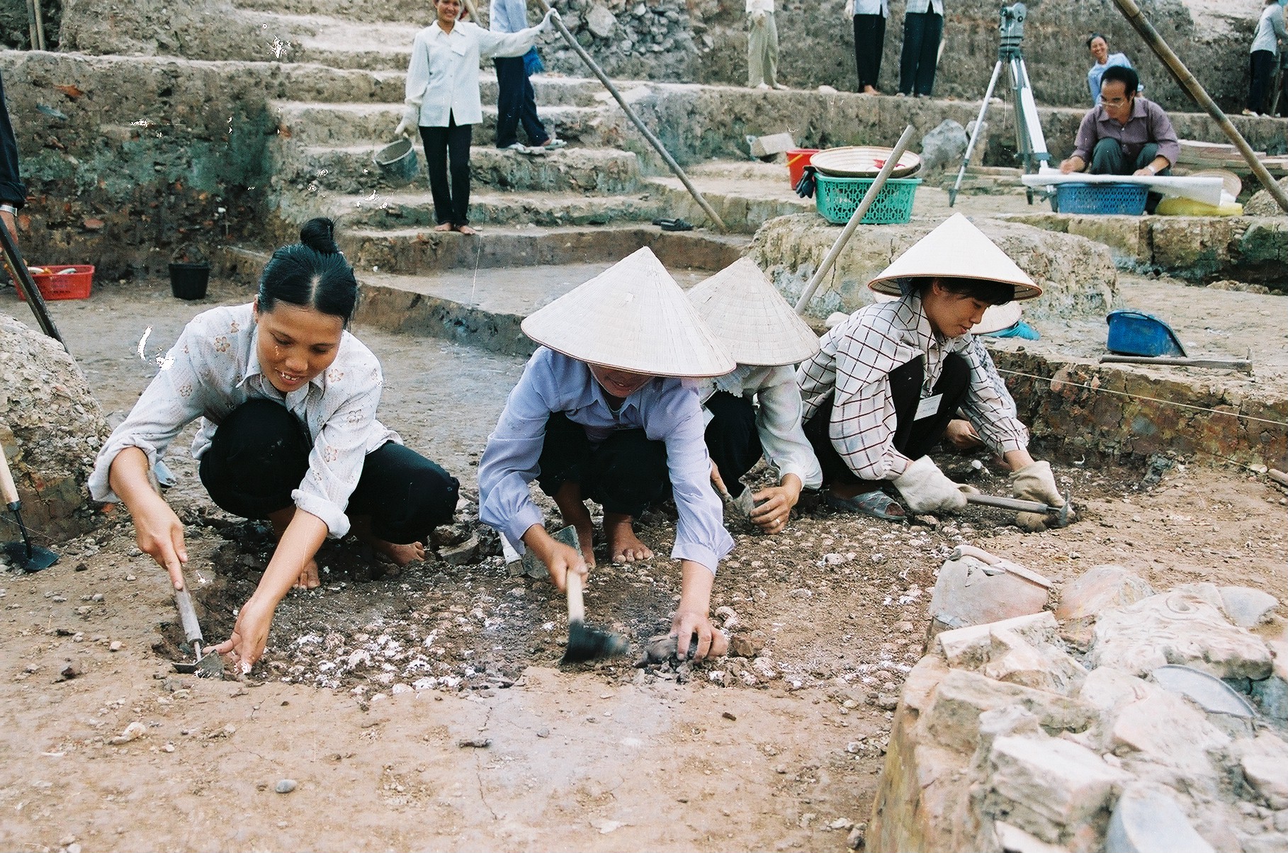 Hố khai quật được đào sâu ở giai đoạn đầu của cuộc khai quật. Trong ảnh là một khoảng sân được lát bằng vỏ sò (Khu B). Ảnh: Viện Khảo cổ học (2003).