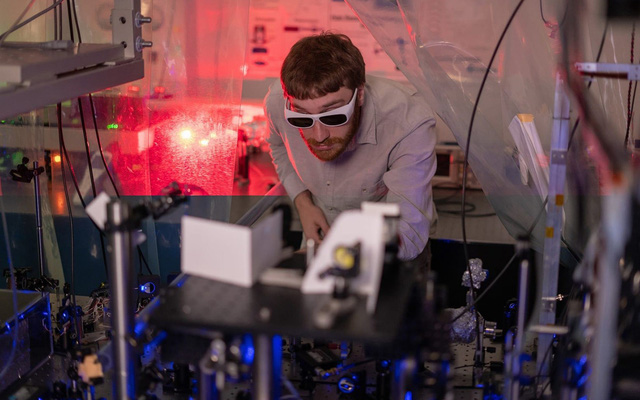 Thí nghiệm sử dụng 10 chùm laser có bước sóng khác nhau để làm mát các ion. Nguồn: Brandon Martin / Đại học Rice.