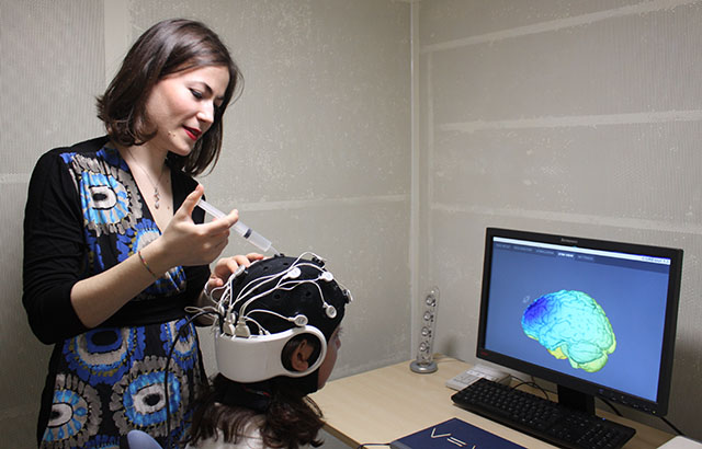 Sử dụng EEG và tACS trong phòng thí nghiệm để kích thích sáng tạo| Ảnh: ĐH London Queen Mary