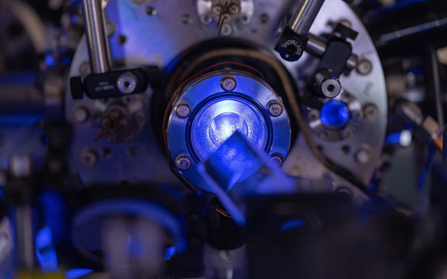 Các nhà vật lý ở Đại học Rice đã báo cáo về trường hợp làm nguội plasma trung tính bằng laser đầu tiên, bước đột phá có thể giúp mô phỏng các trạng thái kỳ lạ của vật chất xảy ra ở lõi Sao Mộc hoặc sao lùn trắng. Nguồn: Brandon Martin/Đại học Rice.